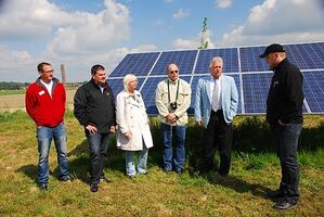 2. Bürgermeister Lehnberger, Irmgard Eberle, Helmut Keim und Bürgermeister Lerch lassen sich den Solarpark erläutern.