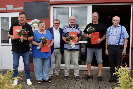 Die Jubilare mit Harry Scheuenstuhl und Helmut Keim