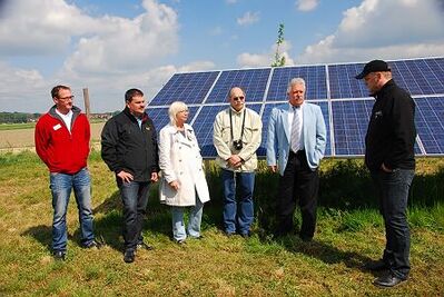 2. Bürgermeister Lehnberger, Irmgard Eberle, Helmut Keim und Bürgermeister Lerch lassen sich den Solarpark erläutern.