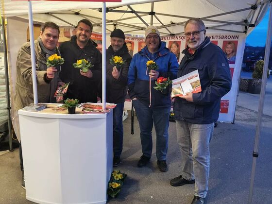 Blumen am Valentinstag vor dem Edeka-Markt