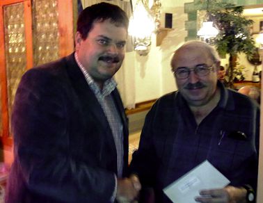 Preisübergabe an den Gewinner Willi Stark