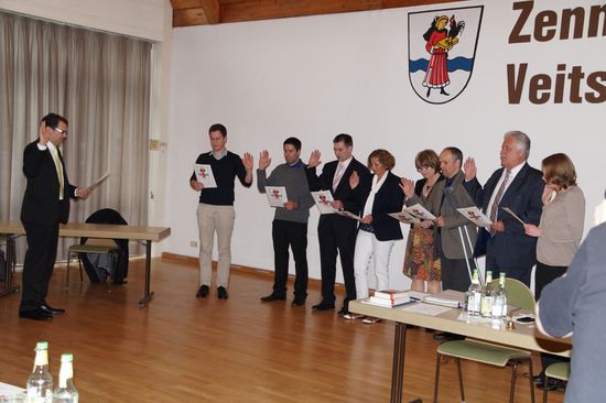 Bürgermeister Marco Kistner vereidigt die neuen Mitglieder des Gemeinderats