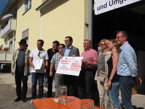 Bürgermeister Kistner und der Gemeinderat übergeben den Preis an den Vorsitzenden Herrn Heinlein