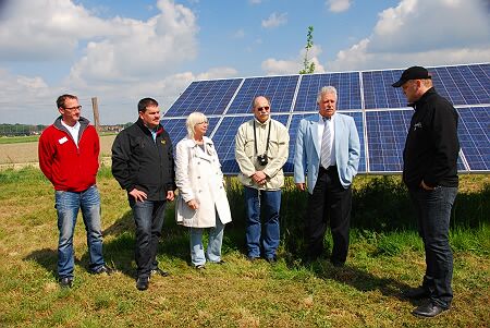 2. Bürgermeister Lehnberger, Irmgard Eberle, Helmut Keim und Bürgermeister Lerch lassen sich den Solarpark erläutern.