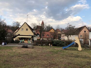 Dorfplatz ohne Weide im Frühjahr 2021