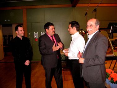 Jörg Lehnberger überreicht die Spende der SPD an Thomas Batari