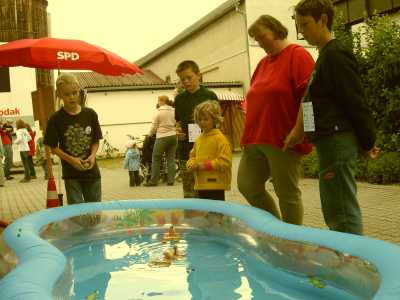 Schiff ahoi - Hier konnten die Kinder ein Schiff mit Gummimotor starten lassen.